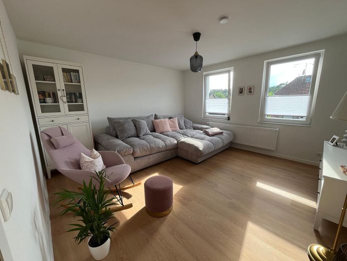 Sanierte 3-Zimmer-Wohnung mit Dachboden, Stellplatz und Gartenanteil – Wohnzimmer