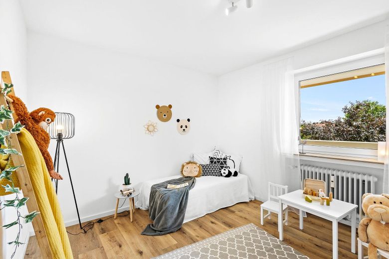 Sofort einziehen! Helle, moderne und lichtdurchflutete 4,5-Zi. Wohnung in guter Lage in Straubing! – Zimmer 1 (Kinderzimmer)