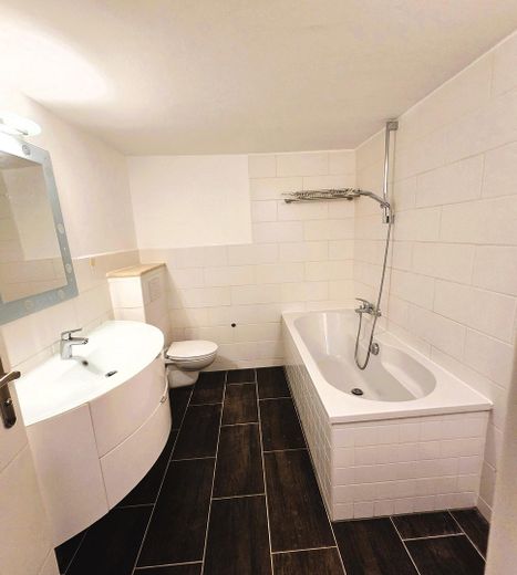 Mehrgenerationenhaus 371 m², Waldidyll am Flughafensee + Aufstockungspotenzial um 155 m² – Wannenbad mit WM-Anschluss