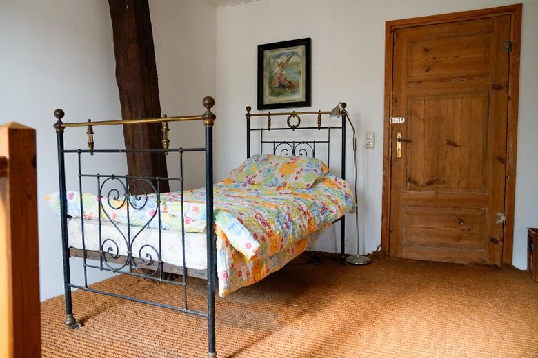 Landhaus unter Reet am See, Gästewohnung, Stallungen, Weiden und Wald. – Turmzimmer