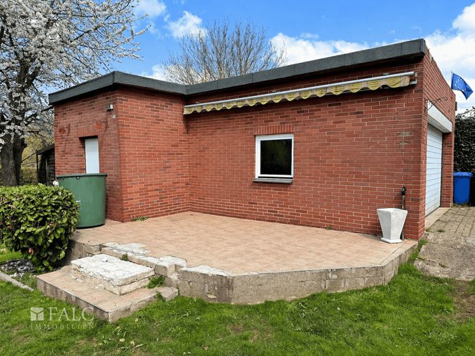 ***Ihr neues Zuhause: Einfamilienhaus mit Gartenidylle und viel Platz für die ganze Familie*** – Garage_Terrasse