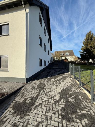 Seitenansicht mit  Stellplatz