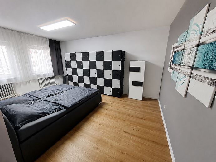 Großzügige 4-Zimmer-Wohnung in Rosenheim mit 2 Bädern & 2 Balkonen – Schlafzimmer 1