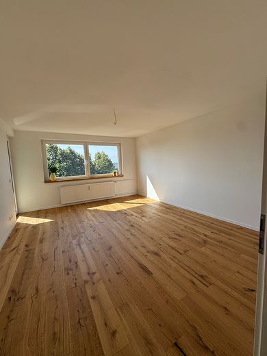 Appartement lumineux de 3 pièces – entièrement rénové & avec balcon – Wohnzimmer