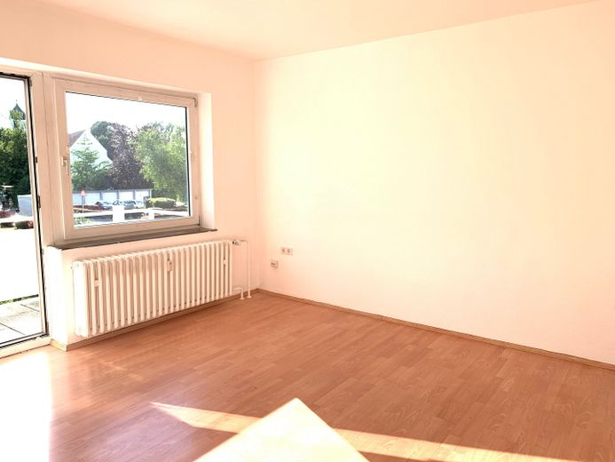 Schöne helle 2,5-Zimmerwohnung mit neuem Tageslichtduschbad und Süd-Westbalkon – Wohnzimmer