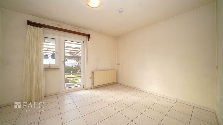 Halbes Haus, ganzes Glück, noch mehr Garten! FALC Immobilien Heilbronn – Helles Wohnzimmer (Orig.)