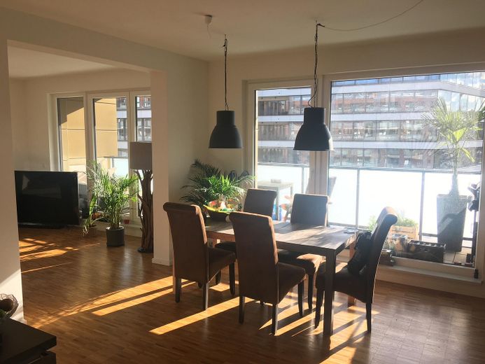 Helle, moderne City Maisonette Wohnung am Kanal – Wohnzimmer 