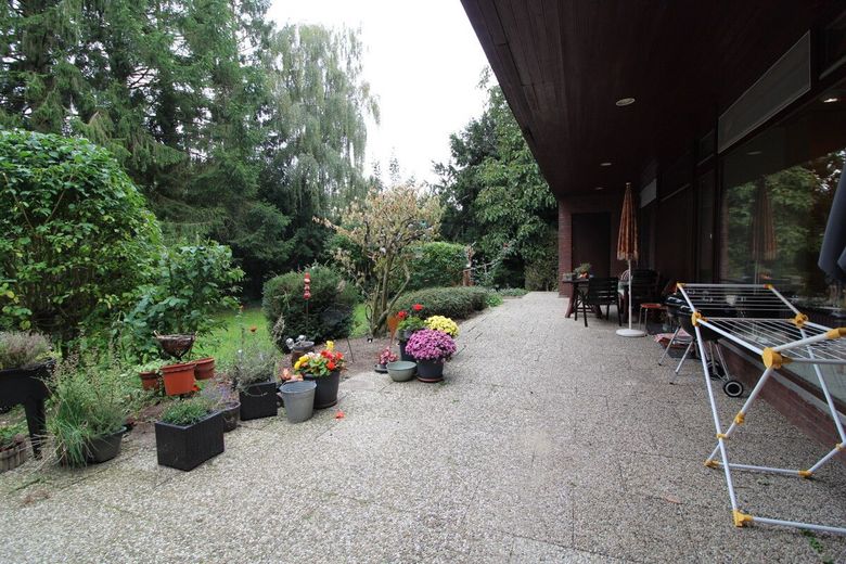 Individueller Flachdach-Bungalow mit Doppelgarage &amp; Parkähnlichem Grundstück in Schiffdorf-Sellstedt – 17 - überdachte Terrasse