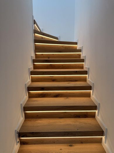 Klimatisierter hochwertiger Neubau mit Balkon und hohen Decken – Erstbezug – 09 LED Stufe für Stufe