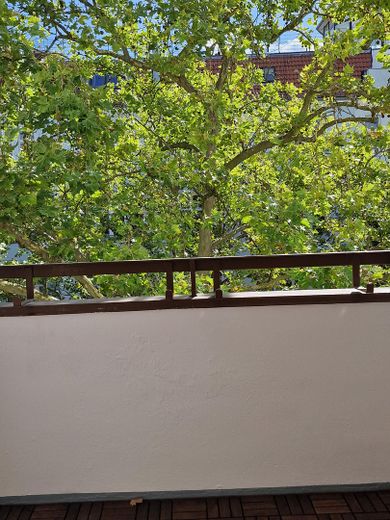 Sehr helle 2-Zi.-Whg., saniert, mit EBK, 4.OG mit Aufzug, Kudamm-Nähe – Balkon