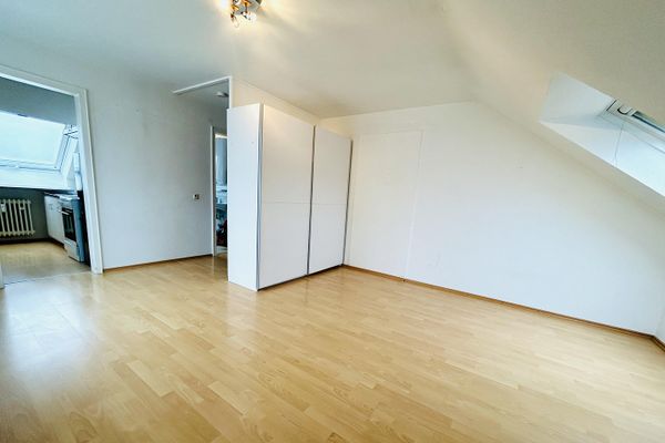 Helle Dachgeschosswohnung in ruhiger Lage – Ideal für Singles oder Pendler