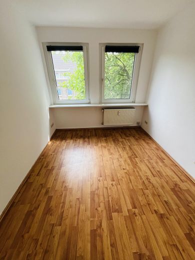 Dachterrasse mit Blick ins Grüne. Ganz oben. Ganz für sich. Ganz ruhig. Mitten im Wasserviertel. – Büro