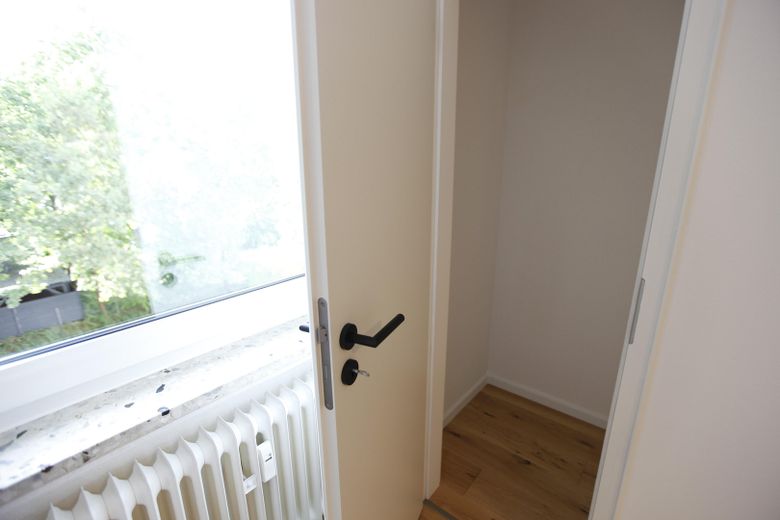 MODERNE 2-KAMERAPPARTEMENT MET BALKON + GARAGE – Speisekammer