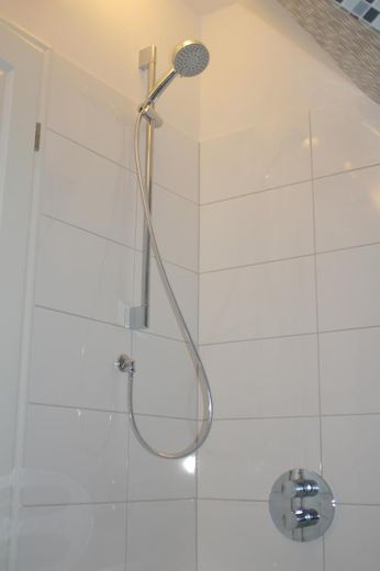 55m² Maisonette Wohnung - U-Bahn nah und im Grünen – Dusche