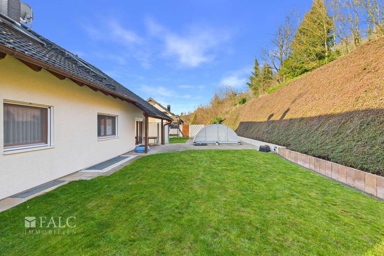 Großzügiges Einfamilienhaus mit Einliegerwohnung und Pool in ruhiger Lage – Garten mit Pool