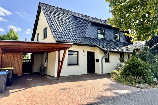 HORN IMMOBILIEN ++ Neubrandenburg Broda, Doppelhaushälfte mit Carport