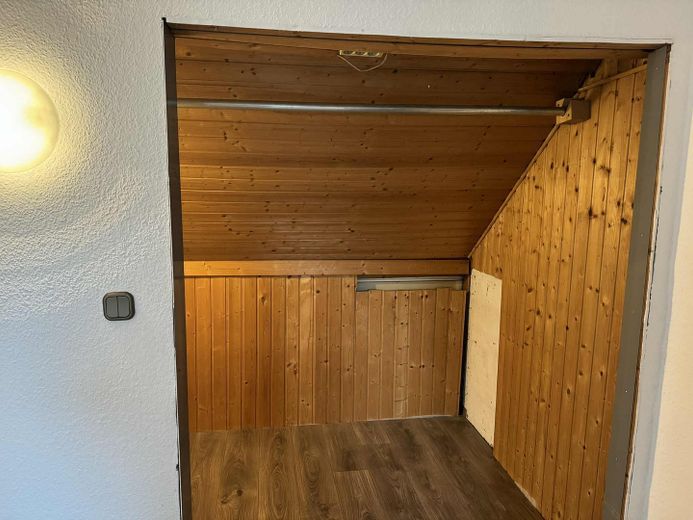 2-room apartment with fitted kitchen in Obersprockhövel – Kleiderschrank