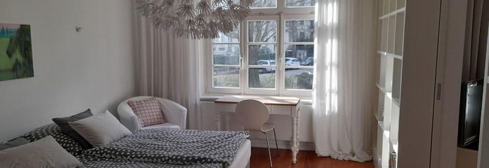 Schlafzimmer mit Arbeitsplatz