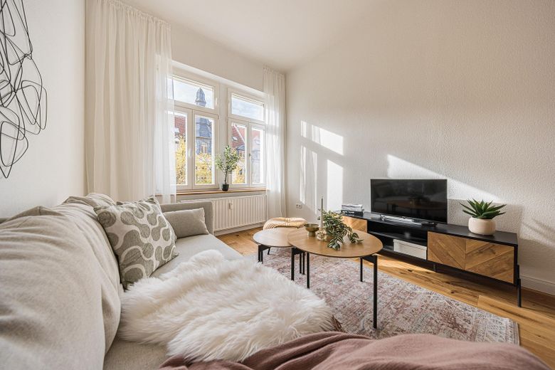 *Sofort bezugsfrei: Modernisierter 2-Zimmer Altbau in Leipzig Gohlis | Provisionsfrei | 4,25% AfA* – Wohnzimmer