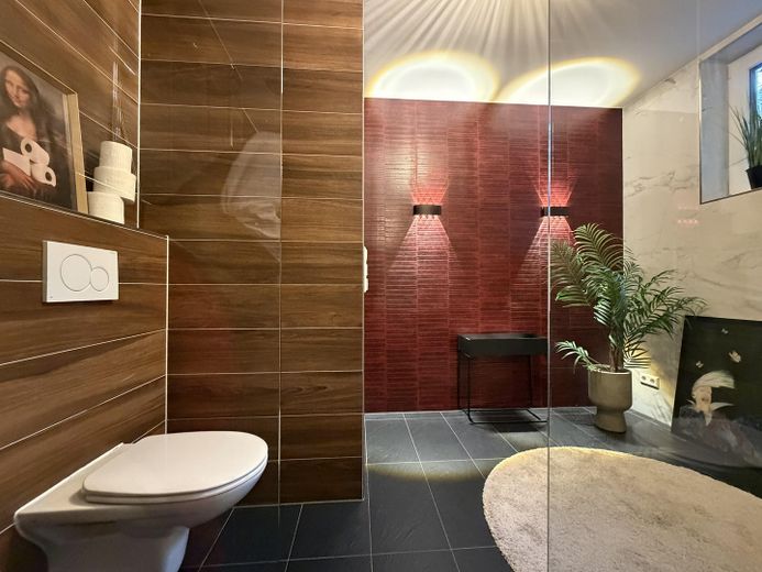 Luxuriöses Bad mit Gartenblick