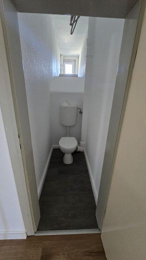 модернізована 2-кімнатна квартира з балконом – WC