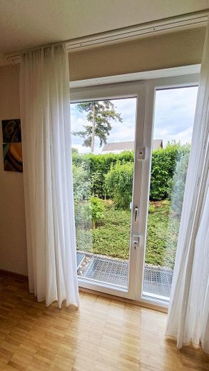 Vivienda acogedora en la ladera: luminosa, tranquila, accesible, con jardín y balcón – Blick in den Garten vom Büro 