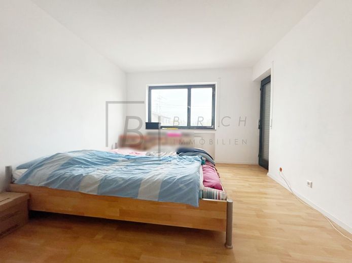 Geräumige 4-Zimmer-Wohnung mit sonnigem Balkon und Garagenstellplatz – Schlafzimmer