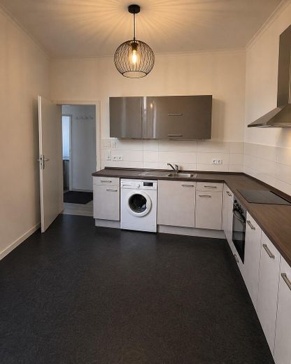 Großzügige 4-Zimmerwohnung  mit großer Terrasse und Wohnküche in Zeitz — vollsaniert – Einbauküche mit Geräten