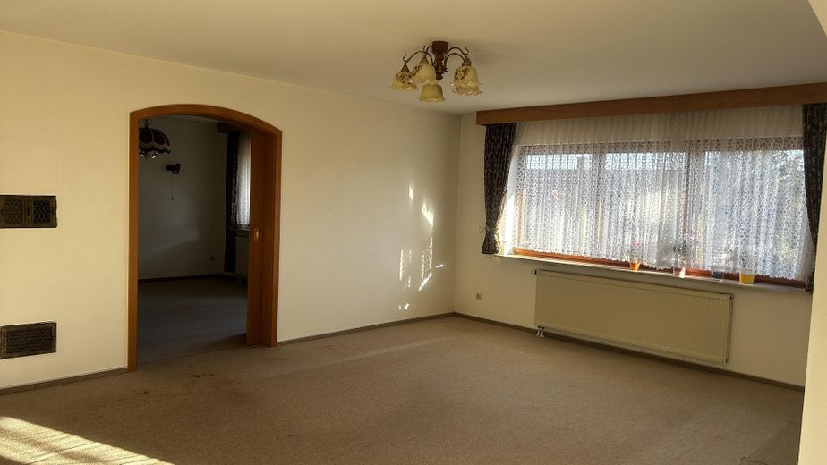 Casa con molta luce, spazio e vista. Adatta anche come casa intergenerazionale o con studio professionale. – Wohnzimmer