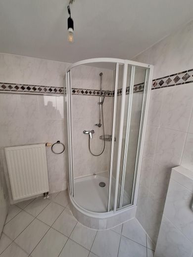 Jasne 3-pokojowe mieszkanie maisonette z ogrodem w spokojnej lokalizacji – Bad/Toilette Souterrain
