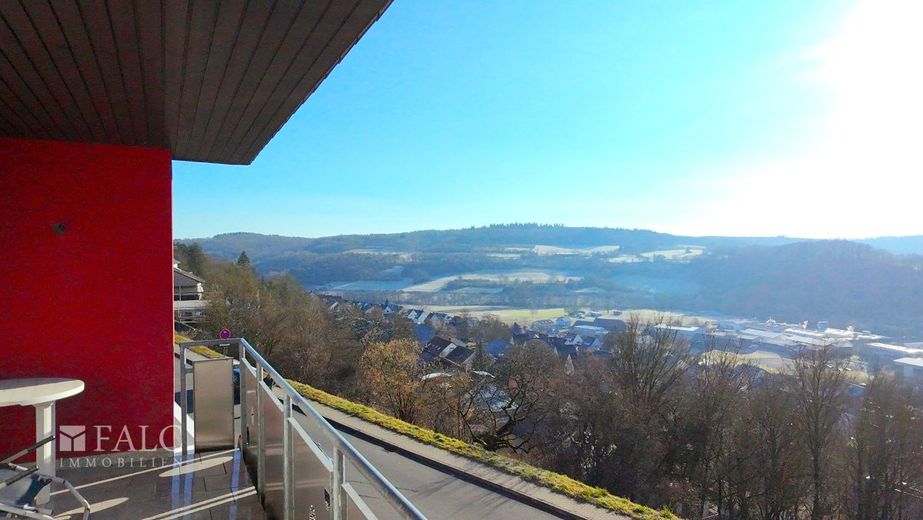 Herrlich viel Platz, Einliegerwohnung und Sauna - FALC Immobilien – Tolle Aussicht