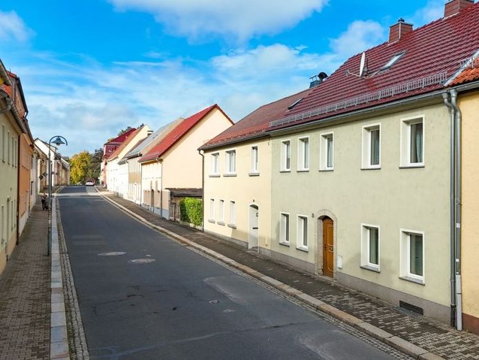 Przestronne mieszkanie w Pulsnitz – 
7 pokoi w środkowym segmencie szeregowca
 o powierzchni mieszkalnej ok. 159 m² z zacisznym ogrodem! – Zdjęcie 1