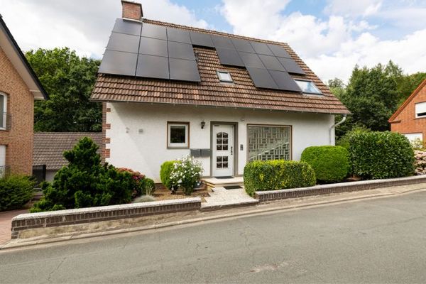 Concept energetico moderno a GMHütte: fotovoltaico, pompa di calore aria-aria, caldaia a condensazione a gas e cella a combustibile (KKW)