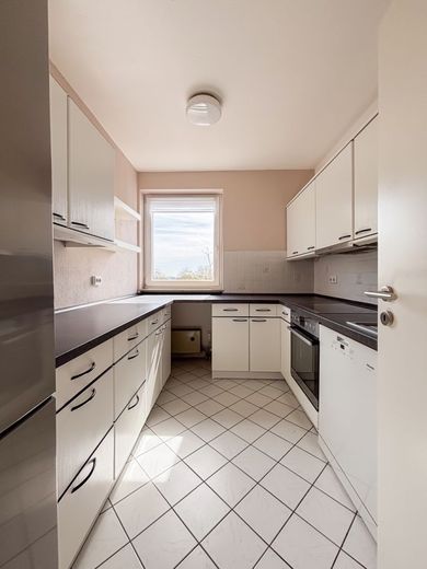 Direkt einziehen und wohlfühlen: helle 3-Zimmer-Wohnung mit Südbalkon und Tiefgarage, WI Nordenstadt – Küche