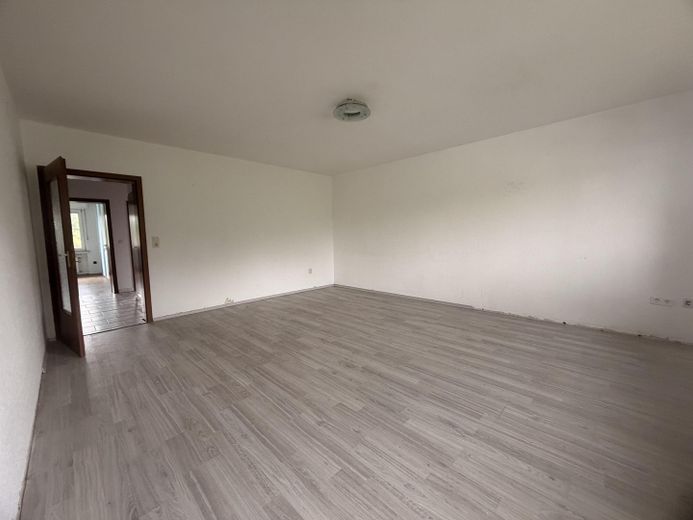 3 Zimmerwohnung mit KDB in Bochum-Nord/ Wohnberechtigungsschein erforderlich – Wohnzimmer Ri.Flur