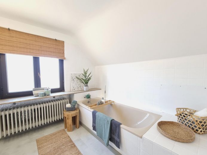 Großzügige 5,5-Zimmer-Maisonette mit Hauscharakter und viel Platz für die Familie – Badezimmer im DG