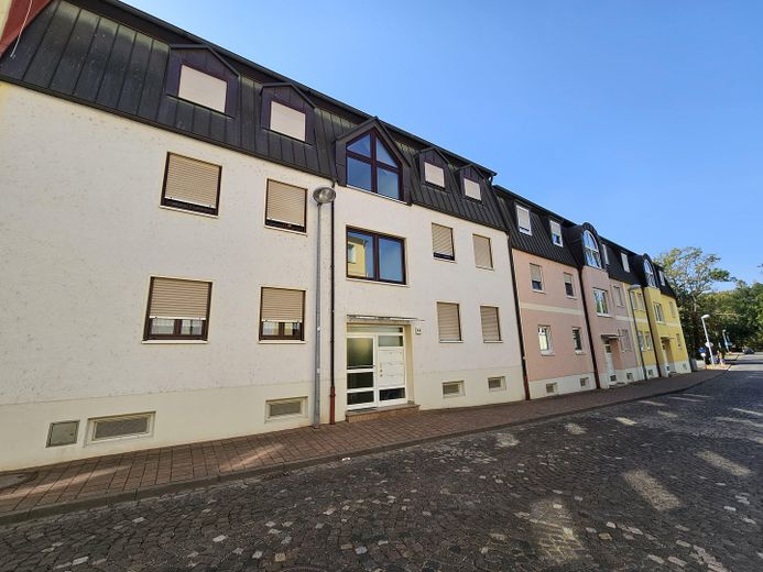 Komplett neu renovierte 2-Zimmer Wohnung im 1.OG mit Balkon – Gebäude von aussen