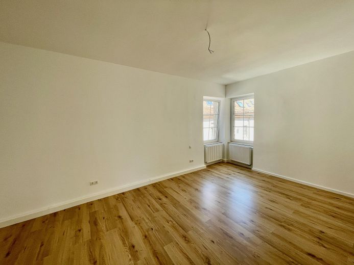 Prima occupazione dopo ristrutturazione: 4 locali-cucina-bagno nella zona pedonale, altezza soffitti 2,70 m – impianti domestici completamente nuovi – Schlafzimmer