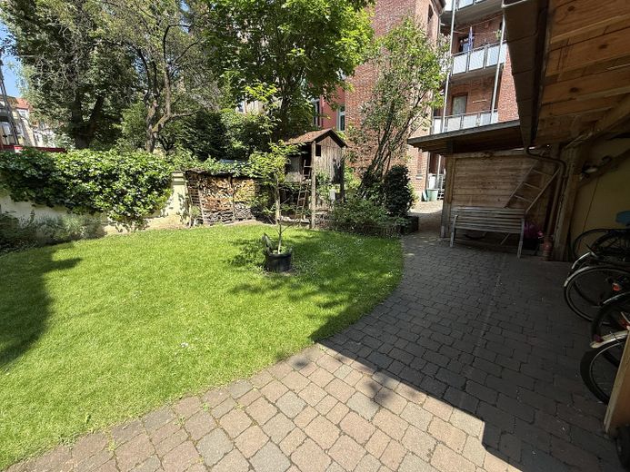 Immediate occupancy available: beautiful, renovated 3-room apartment in a great location! – Schöner, ruhiger Innenhof
