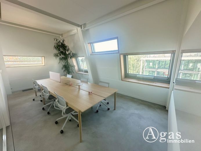Innovation trifft Komfort: Modernes Büro über 2 Etagen mit Panorama-Dachterrasse  zu vermieten – Konferenzraum 3. Etage