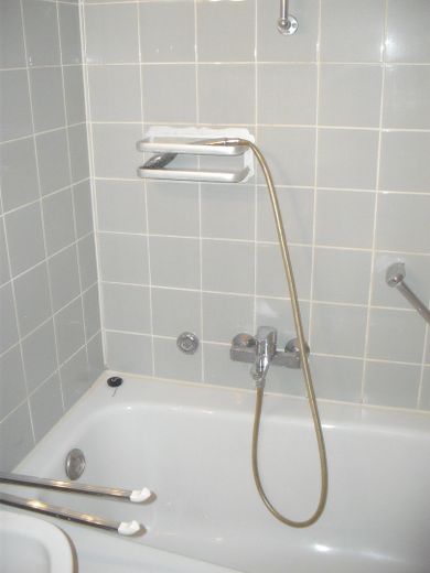 Leerstehende gepflegte Wohnung zu verkaufen – Badezimmer