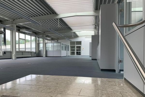 Open-plan office with partitioned individual offices and toilets, approx. 378 m²