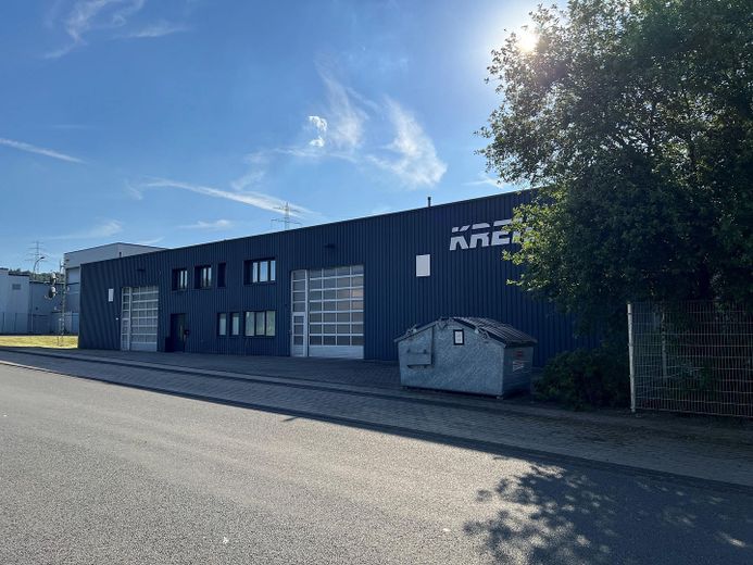 Hochwertiges, neuwertiges und modernes Gebäude mit Bürotrakt verkehrsgünstig A2/B66 – Front von rechts komplett 