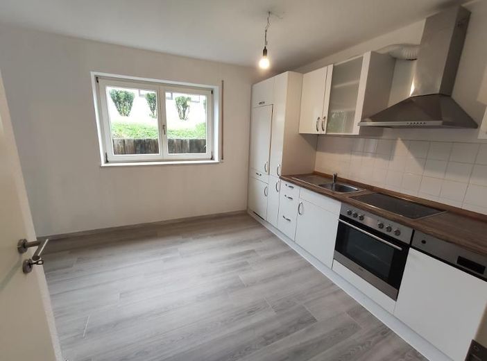 2 Zi. Souterrain Wohnung mit Terrasse und Garten (optional) – Küche Bild 1