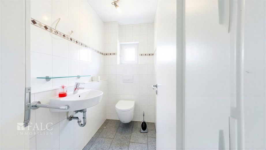 Moderner Bungalow mit großzügigem Garten und Garage – Gäste-WC