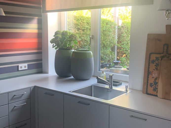 Modernisierter Winkel-Reihenbungalow mit uneinsehbaren Grundstück – Küchenfenster