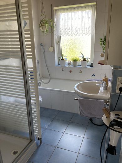 Komfortables Wohnen auf einer Ebene – Gepflegter Bungalow in attraktiver Lage von  Weyhe-Leeste – Badezimmer