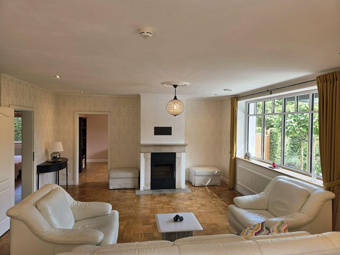 Wohnzimmer mit Kamin