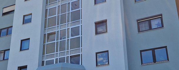 Ruhige, möblierte 1,5-Zimmer-Wohnung mit Südbalkon und TG-Stellplatz in Nürnberg-Wetzendorf – Gebäudeansicht