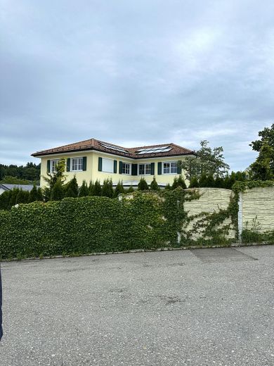 Luksus spotyka naturę: nowoczesna willa architektoniczna z basenem i wymarzonymi zachodami słońca – Haus von der Straße